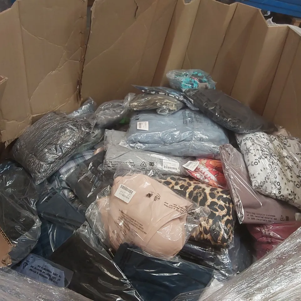 PALLET CONTAINING APPROXIMATELY 475x BRAND NEW ASSORTED DESIGNER CLOTHING ITEMS INCLUDING: JD WILLIAMS SHOES, TOPS, DRESSES ECT