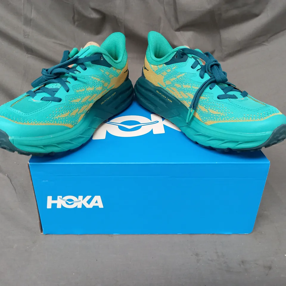 BOXED PAIR OF HOKA SPEEDGOAT 5 SHOES IN GREEN/GOLD UK SIZE 7.5