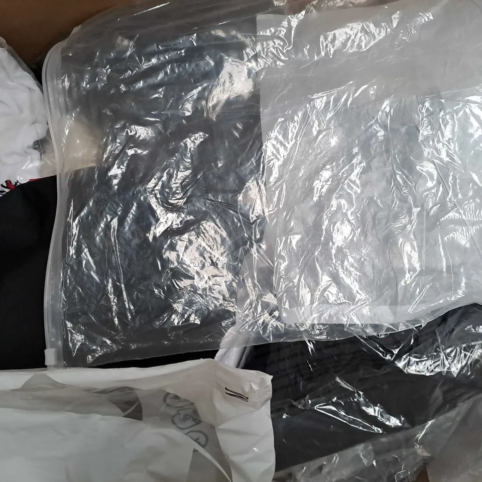 APPROXIMATELY 25 ASSORTED CLOTHING ITEMS IN VARIOUS SIZES TO INCLUDE - SHORT , TROUSERS , T-SHIRT ETC