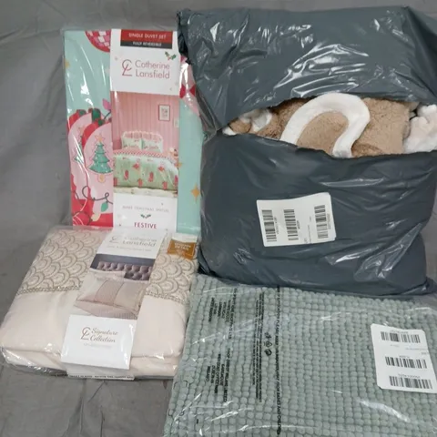 APPROXIMATELY 10 ASSORTED HOUSEHOLD ITEMS TO INCLUDE BOBBLE BATH MAT, PILLOWSHAMS, BEAR DUVET SET, ETC