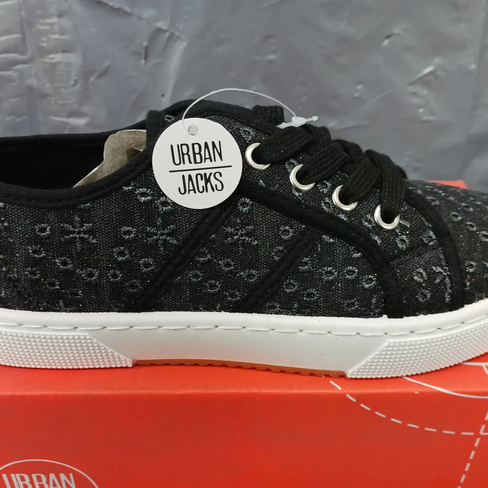 BOXED URBAN JACKS LADIES PALM SPRINGS TRAINERS IN BLACK - SIZE 5