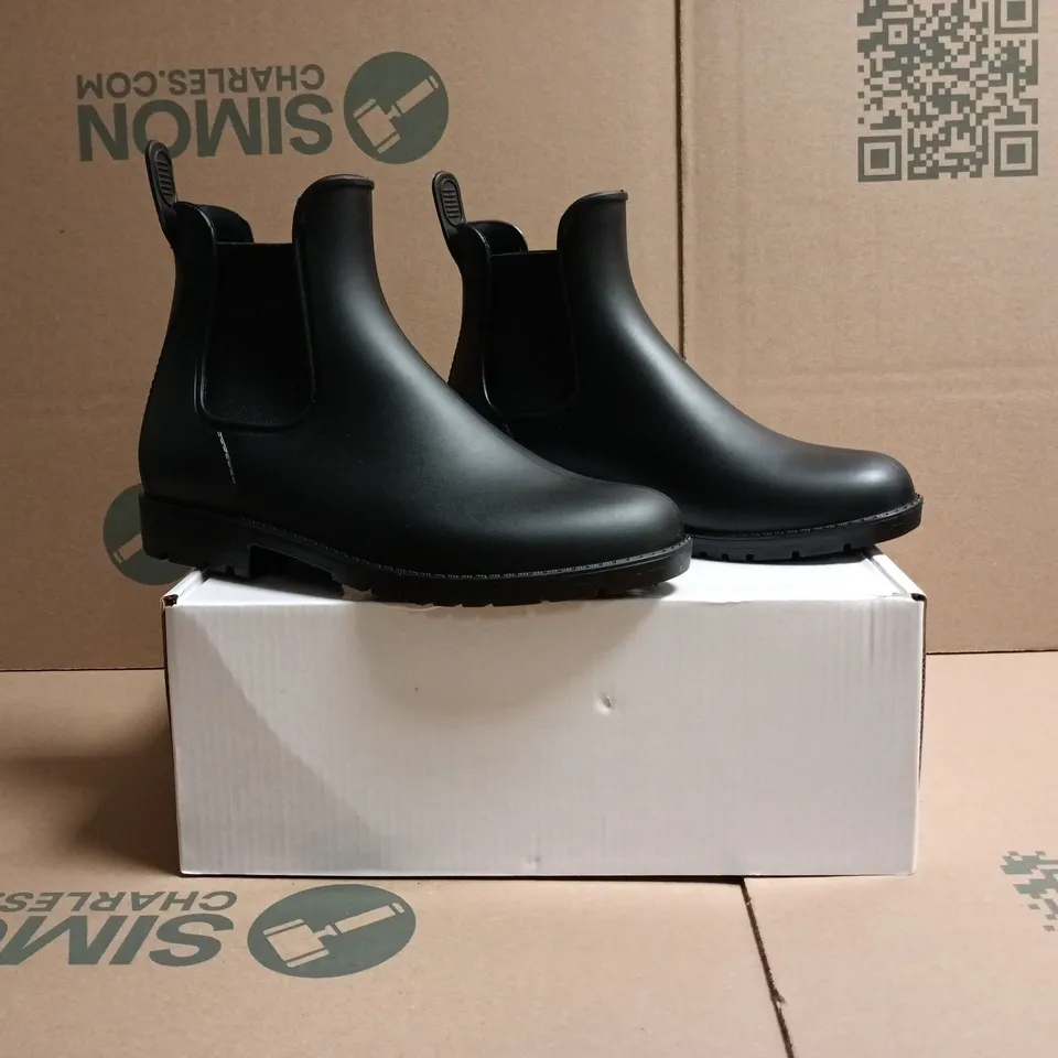 BOXED PAIR OF FESTIVAL WELLINGTON BOOTS IN BLACK SIZE UK 3