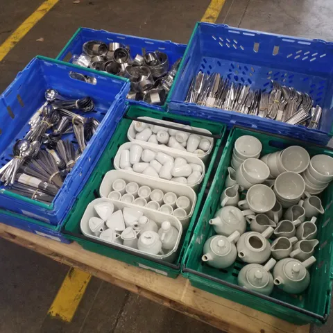 PALLET CONTAINING ASSORTED CATERING EQUIPMENTINCLUDING CUTLERY, BOWLS & MOLDS