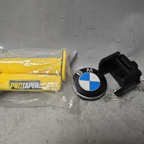 APPROXIMATELY 6 ASSORTED ITEMS TO INCLUDE - BMW HUB CAP , PRO TAPER HANDLE BAR GRIPS , AUDI KEY ETC