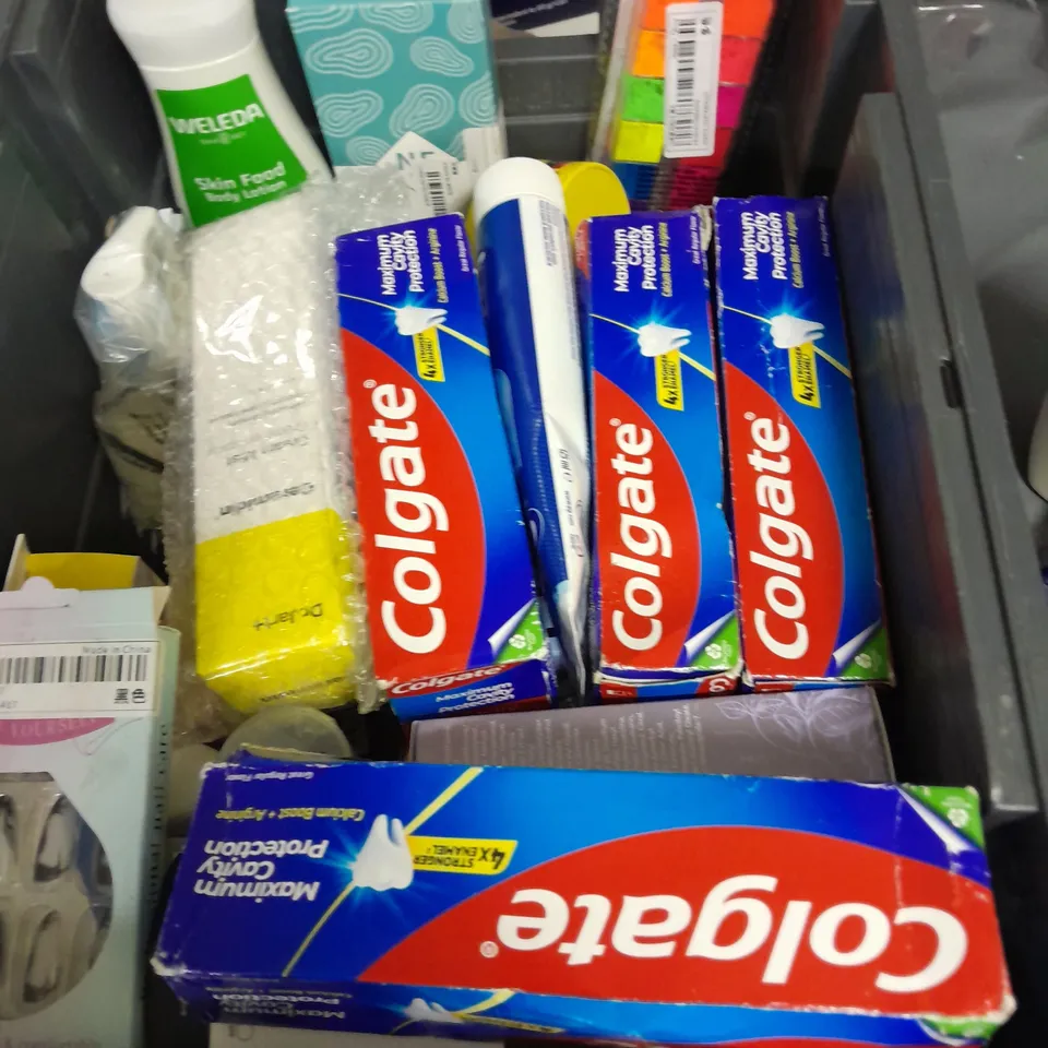 APPROXIMATELY 20 ASSORTED HEALTH & BEAUTY PRODUCTS TO INCLUDE COLGATE TOOTHPASTE, BADGER BABY SUN SCREEN AND WELEDA BODY LOTION