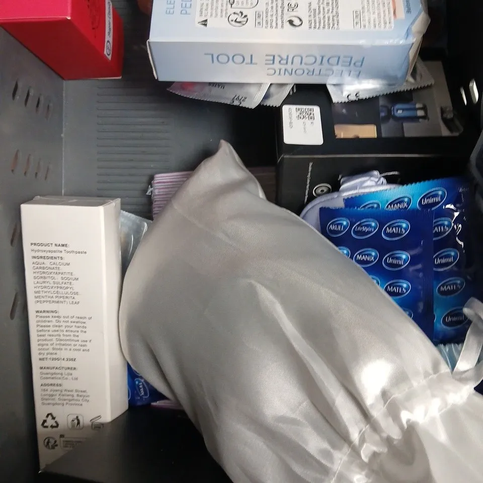 APPROXIMATELY 15 ASSORTED HEALTH & BEAUTY PRODUCTS TO INCLUDE HAIR EXTENSIONS, ELECTRIC NAIL MACHINE, MINI SHAVER ETC 