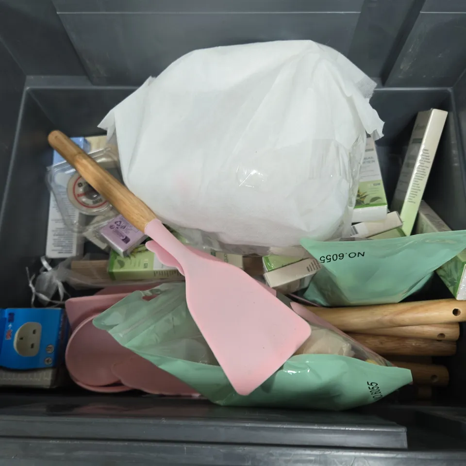 APPROXIMATELY 12 ASSORTED HOUSEHOLD ITEMS TO INCLUDE PINK KITCHEN UTENSILS, DR BECKMANN GLOWHITE, CONTINENTAL ADAPTOR, ETC