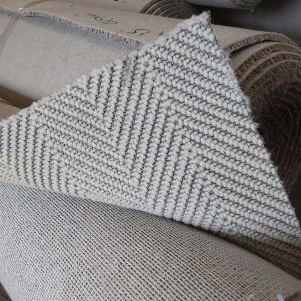 ROLL OF QUALITY GATSBY IVORY CARPET // SIZE: APPROX 4 X 3.48m