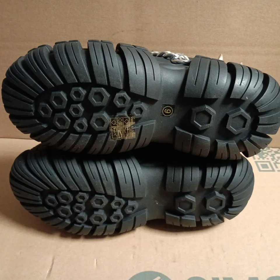 BOXED KOI DEATH BRAND SPIKE TREAD TRAINERS – EBONY/SILVER, UK SIZE 6