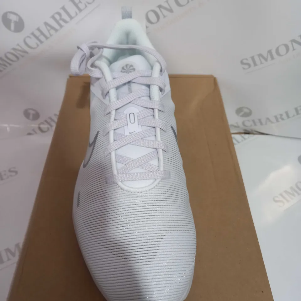 BOXED PAIR OF NIKE DOWNSHIFTER 12 IN WHITE/METALLIC SILVER SIZE 6
