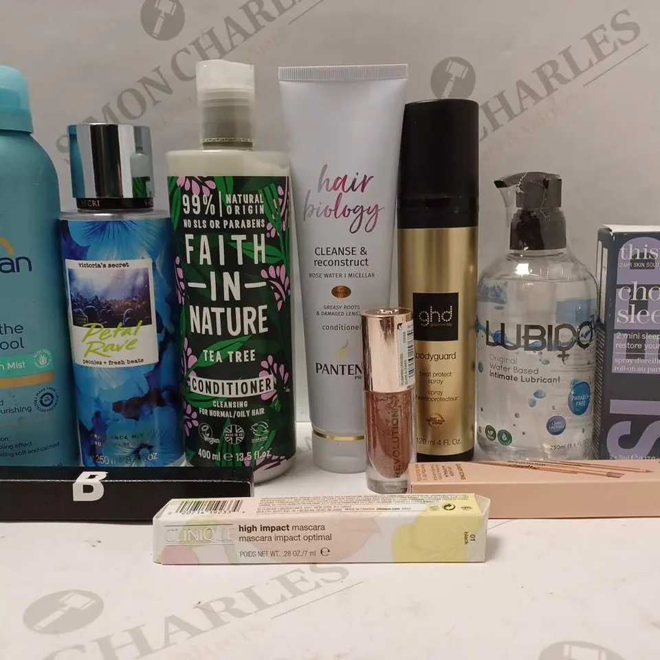 LOT OF APPROX 12 ASSORTED BEAUTY PRODUCTS TO INCLUDE FAITH IN NATURE CONDITIONER, GHD BODYGUARD HEAT PROTECT SPRAY, CLINIQUE MASCARA, ETC