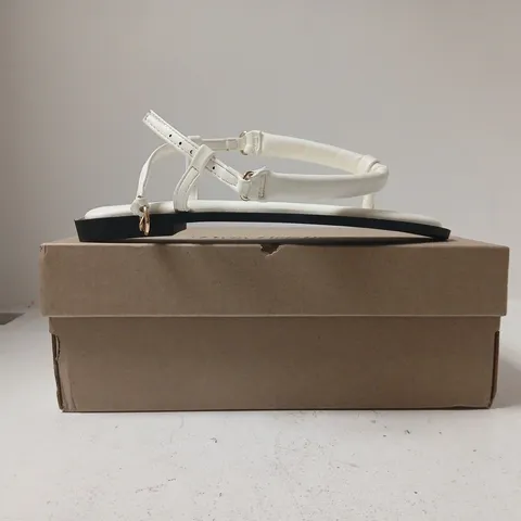 BOXED PAIR OF PRETTY LITTLE THING T-POST FLAT SANDALS IN WHITE SIZE UK 5