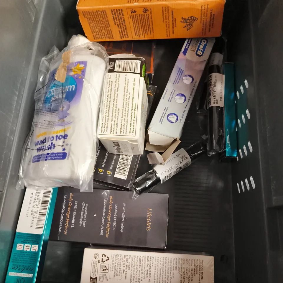 APPROXIMATEY 20 ASSORTED HEALTH AND BEAUTY PRODUCTS TO INCLUDE - DOVE DEODORANT - E45 LOTION - DR SQUATCH SOAP - ETC