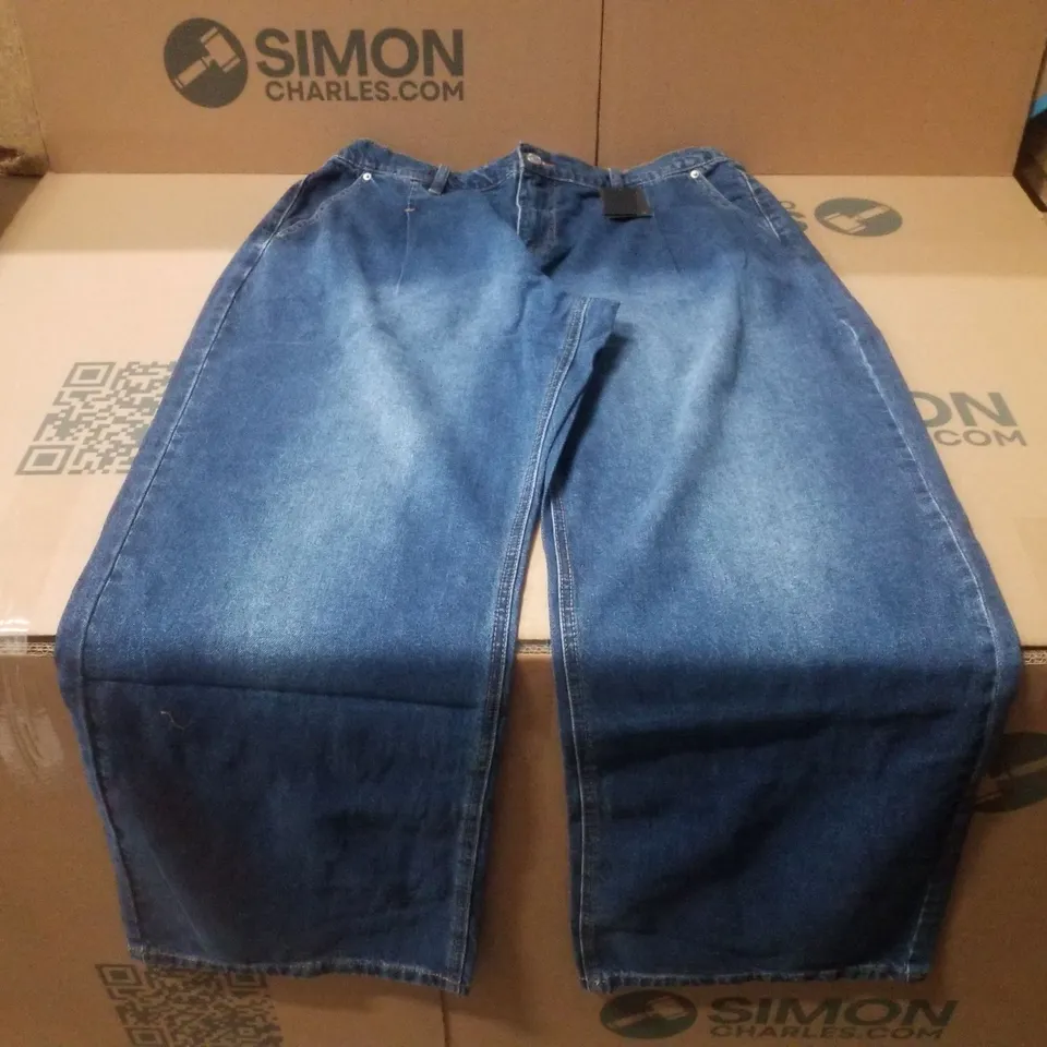 BOX CONTAINING APPROXIMATELY 12 BRAND NEW SIMPLY BE MID BLUE PLEAT DETAIL WIDE LEG JEANS - SIZE 18L
