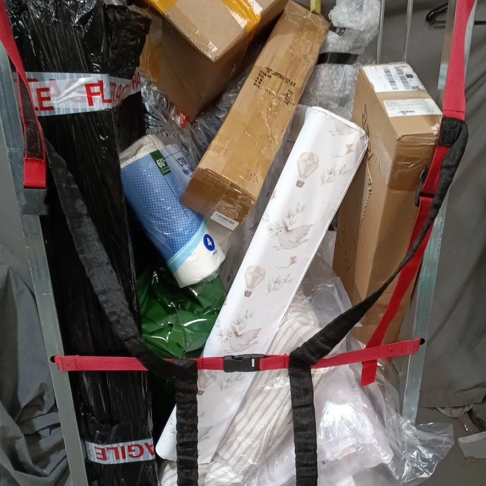 CAGE OF APPROXIMATELY 10 ASSORTED HOUSEHOLD ITEMS TO INCLUDE GROW BAG TRAY, KITCHEN TOWELS, ETC - COLLECTION ONLY