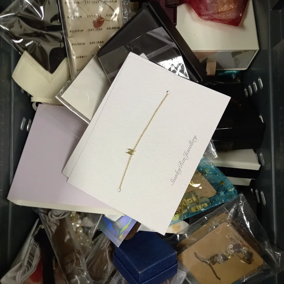 BOX OF APPROXIMATELY 30 ASSORTED JEWELLERY ITEMS TO INCLUDE NECKLACES, EARRINGS, WATCHES ETC   