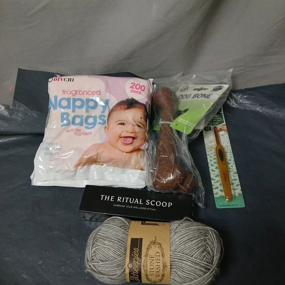 APPROXIMATELY 25 ASSORTED ITEMS TO INCLUDE NAPPY BAGS, RITUAL SCOOP SPOON, CROCHET HOOK, DOG BONE TOY ETC