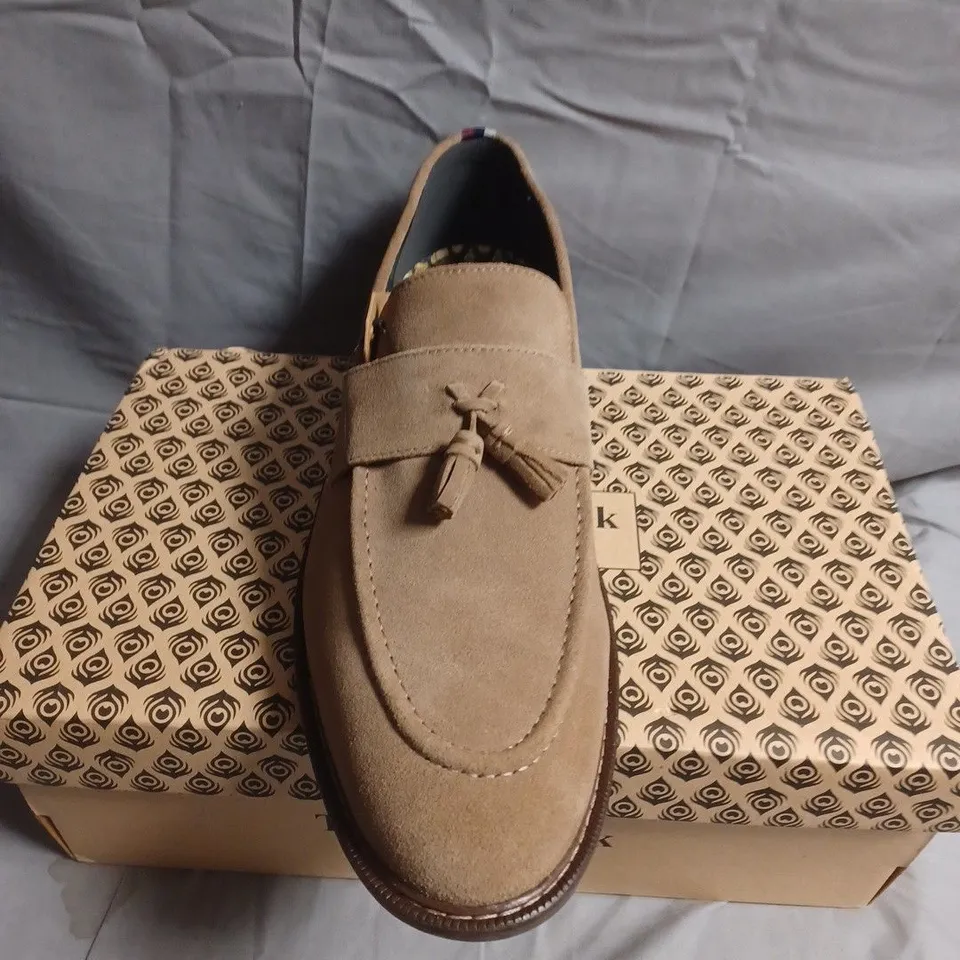 BOXED PAIR OF THOMAS CRICK MEN'S TAN SUEDE TASSEL LOAFERS - UK SIZE 11