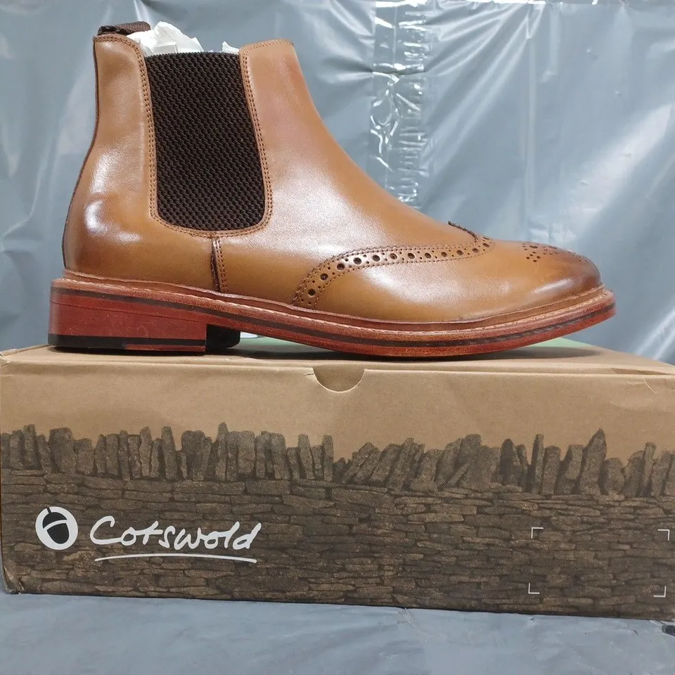 BOXED PAIR OF COTSWOLD SIDDINGTON LEATHER BOOTS IN BROWN SIZE UK 11