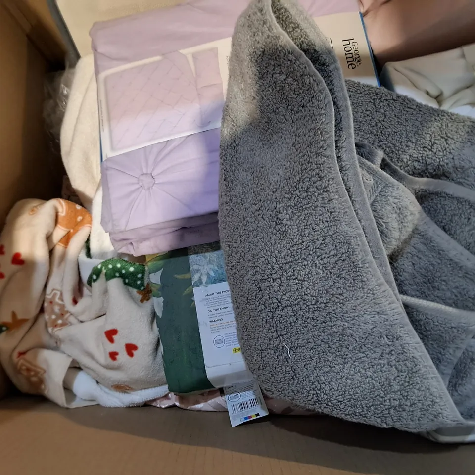 BOX OF APPROXIMATELY 12 ASSORTED BEDDING AND SOFT FURNISHING  ITEMS TO INCLUDE - FITTED WHEEG DOUBLE , DUVET SET DOUBLE , WATERPROOF MATTRESS PROTECTOR SINGLE ETC