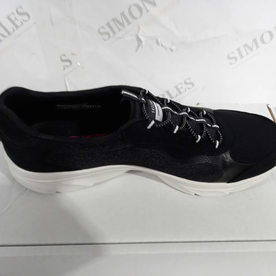 SKETCHER DELUXE IN BLACK SIZE 7