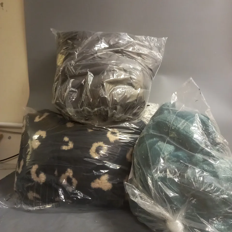 10 ASSORTED CLOTHING ITEMS TO INCLUDE JACKETS, FLEECES, SHACKETS, ETC