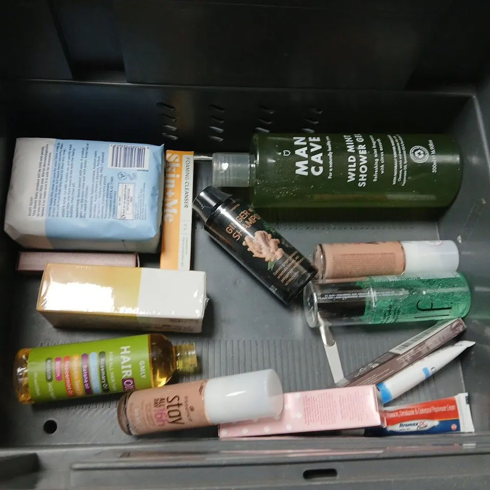 APPROXIMATEY 20 ASSORTED HEALTH AND BEAUTY PRODUCTS TO INCLUDE MAN CAVE SHOWER GEL, BABY SOAP AND BUBBLE TROPICAL LIP BALM 