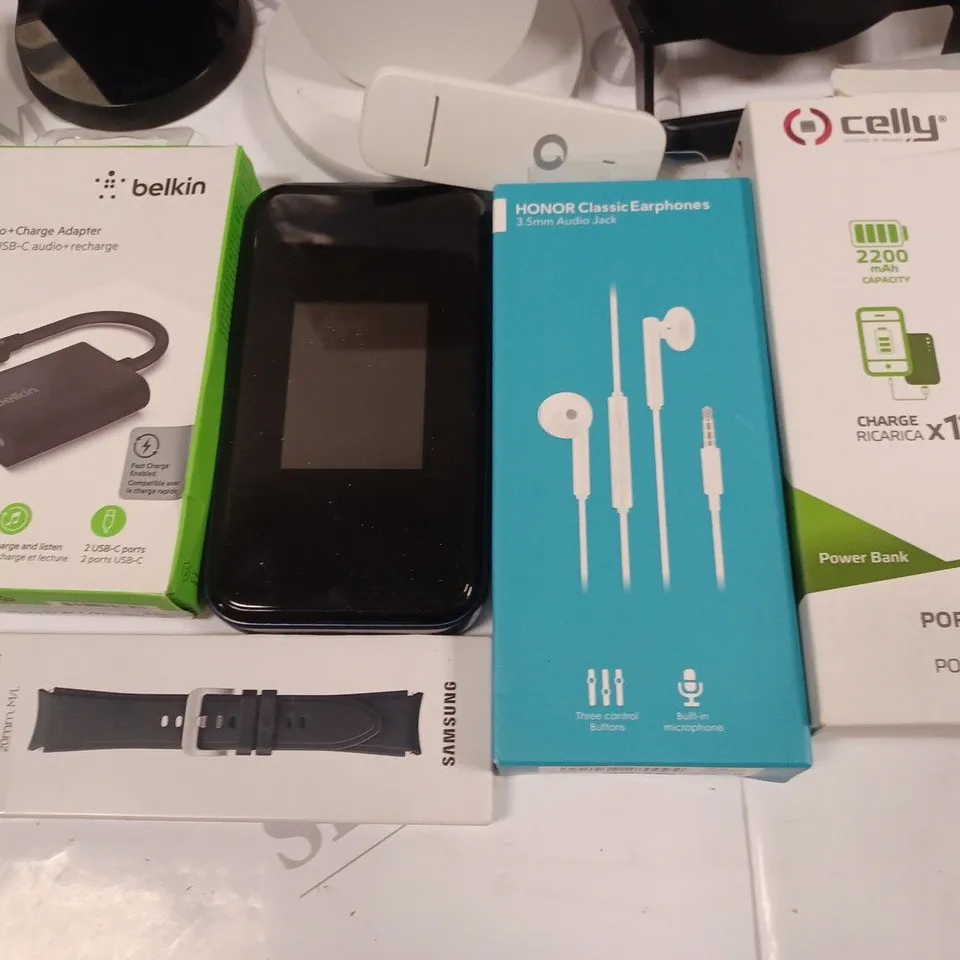 LOT OF 11 ASSORTED TECH ITEMS TO INCLUDE PORTABLE CHARGER, BELKIN CHARGE ADAPTER AND WIRELESS CHARGING STANDS