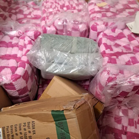 PALLET OF APPROXIMATEY 20 ASSORTED BRAND NEW PRODUCTS TO INCLUDE - SOFT TOUCH BLANKET KING SIZE , FILLED BEDDING CHEVRON FLANNEL GREEN ETC- COLLECTION ONLY