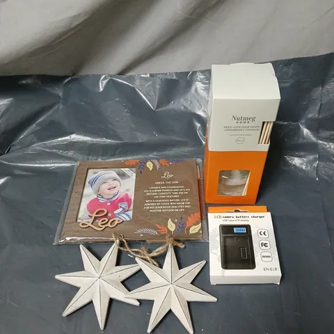 APPROXIMATELY 15 ASSORTED HOUSEHOLD ITEMS TO INCLUDE NUTMEG CRANBERRY ORANGE DIFFUSER, "LEO" PHOTO FRAME, LCD CAMERA BATTERY CHARGER, STAR HANDING DECORATIONS ETC