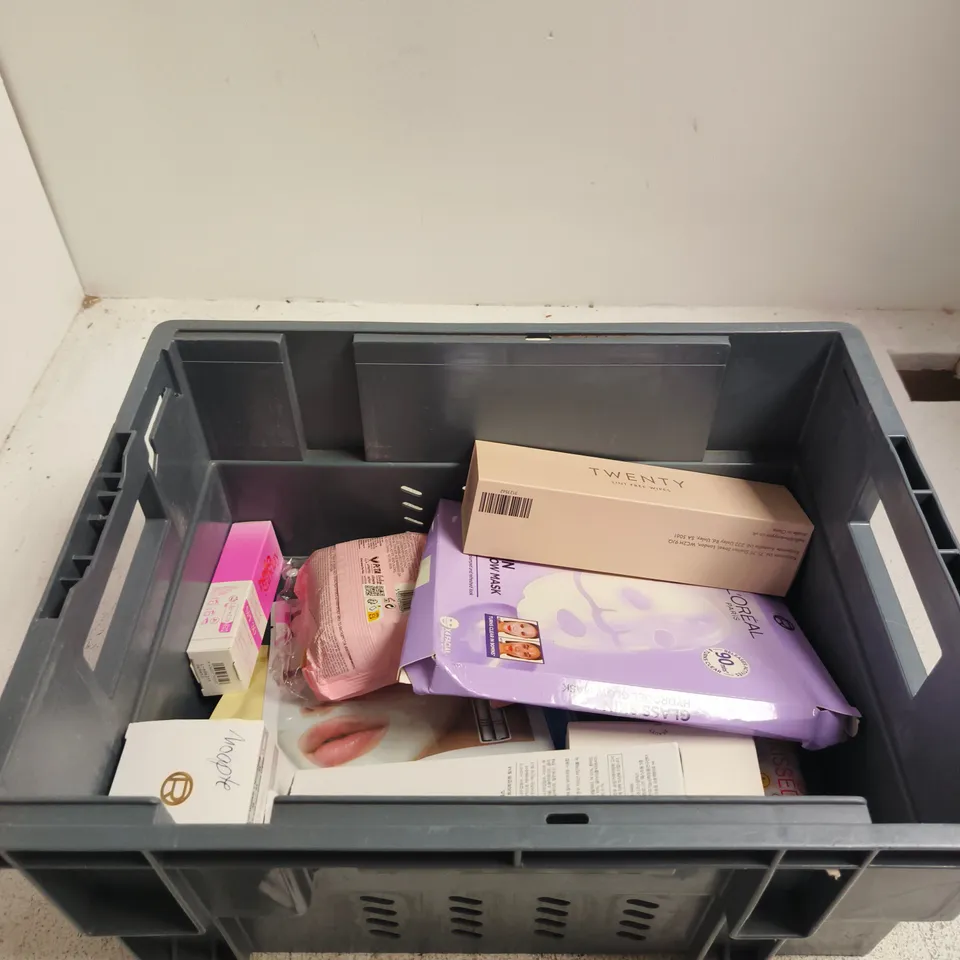 APPROXIMATELY 10 ASSORTED BEAUTY PRODUCTS INCLUDING L'OREAL PARIS GLASS SKIN HYDROGEL GLOW MASK, TWENTY LINT FREE WIPES AND COSRX AHA/BHA CLARIFYING TREATMENT TONER