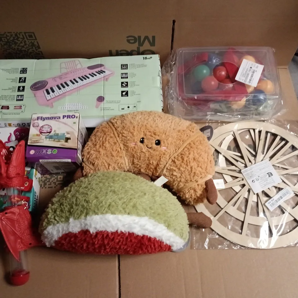 LOT OF APPROXIMATELY 20 ASSORTED TOYS AND GAMES TO INCLUDE PLUSHIES, FLYNOVA PRO HOVER BALLS AND LETTER LOTTO GAME