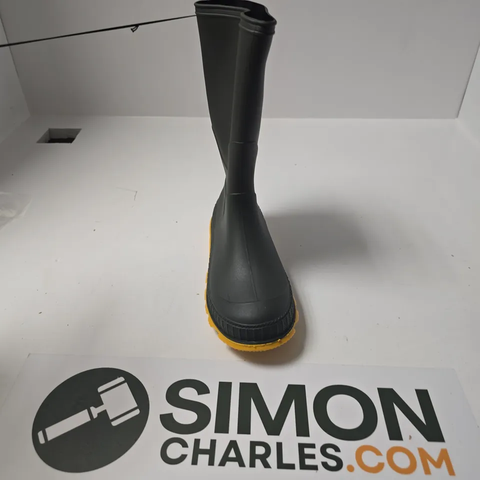 UNBOXED PAIR OF MOUNTAIN WAREHOUSE PLAIN KIDS WELLIES IN KHAKI - UK 3