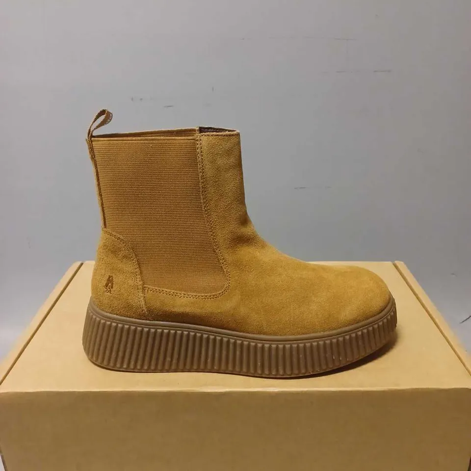 BOXED HUSH PUPPIES ALANA CHELSEA BOOT IN TAN - SIZE 5 