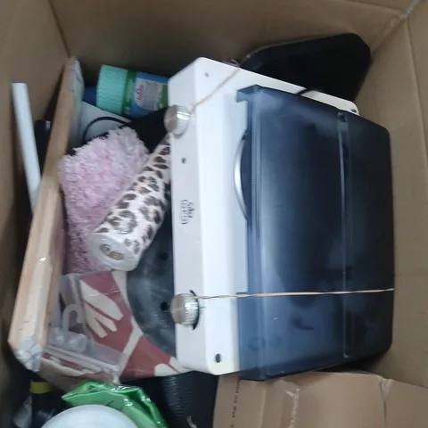 APPROXIMATELY 15 ASSORTED HOUSEHOLD PRODUCTS TO INCLUDE WALLPAPER , DECKCHAIR SLINGS AND DOG BAGS