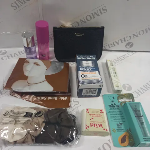 BOX OF APPROXIMATELY 20 ASSORTED COSMETIC ITEMS TO INCLUDE ASPINAL LONDON PURSE, CLINIQUE MAKEUP REMOVER, LOREAL MOISTURISER ETC