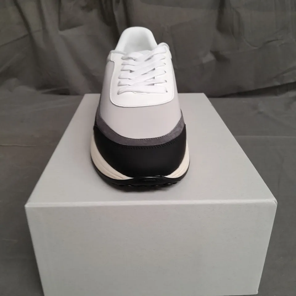 BOXED PAIR OF ARNE WAVE RUNNER SIZE 9 