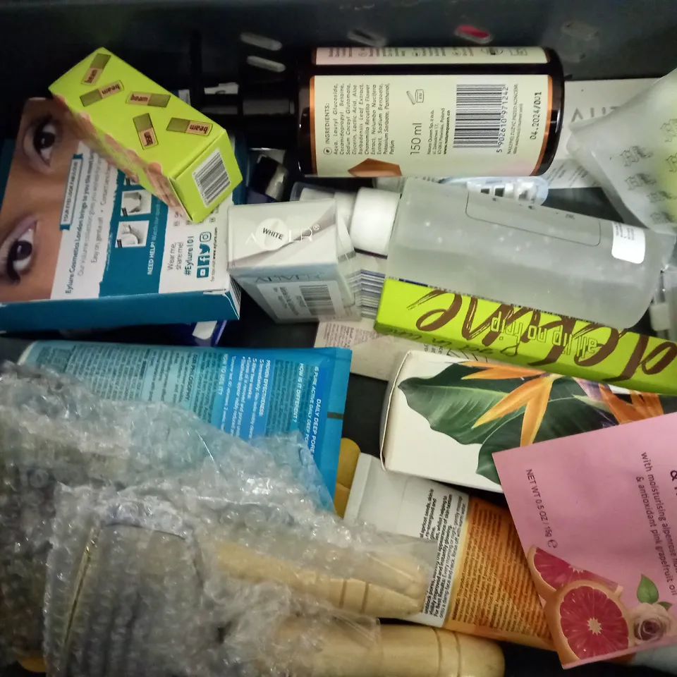 APPROXIMATELY 20 ASSORTED HEALTH AND BEAUTY PRODUCTS TO INCLUDE NATURE QUEEN FACE CLEANSING FOAM, PHILIP KINGSLEY STRAND PLUMPING CREAM, SANEX NOURISHING SHOWER GEL