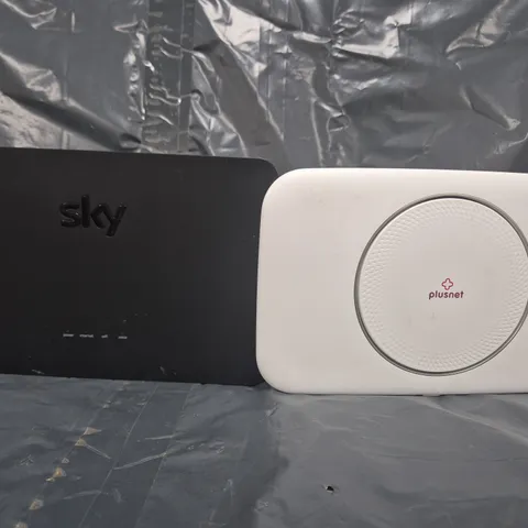 APPROXIMATELY 5 ASSORTED ELECTRICAL ITEMS TO INCLUDE PLUSNET ROUTER, SKY WI-FI ROUTER, ETC