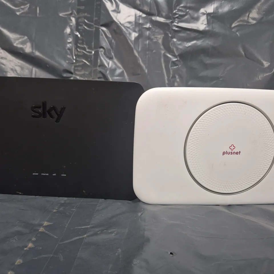 APPROXIMATELY 5 ASSORTED ELECTRICAL ITEMS TO INCLUDE PLUSNET ROUTER, SKY WI-FI ROUTER, ETC