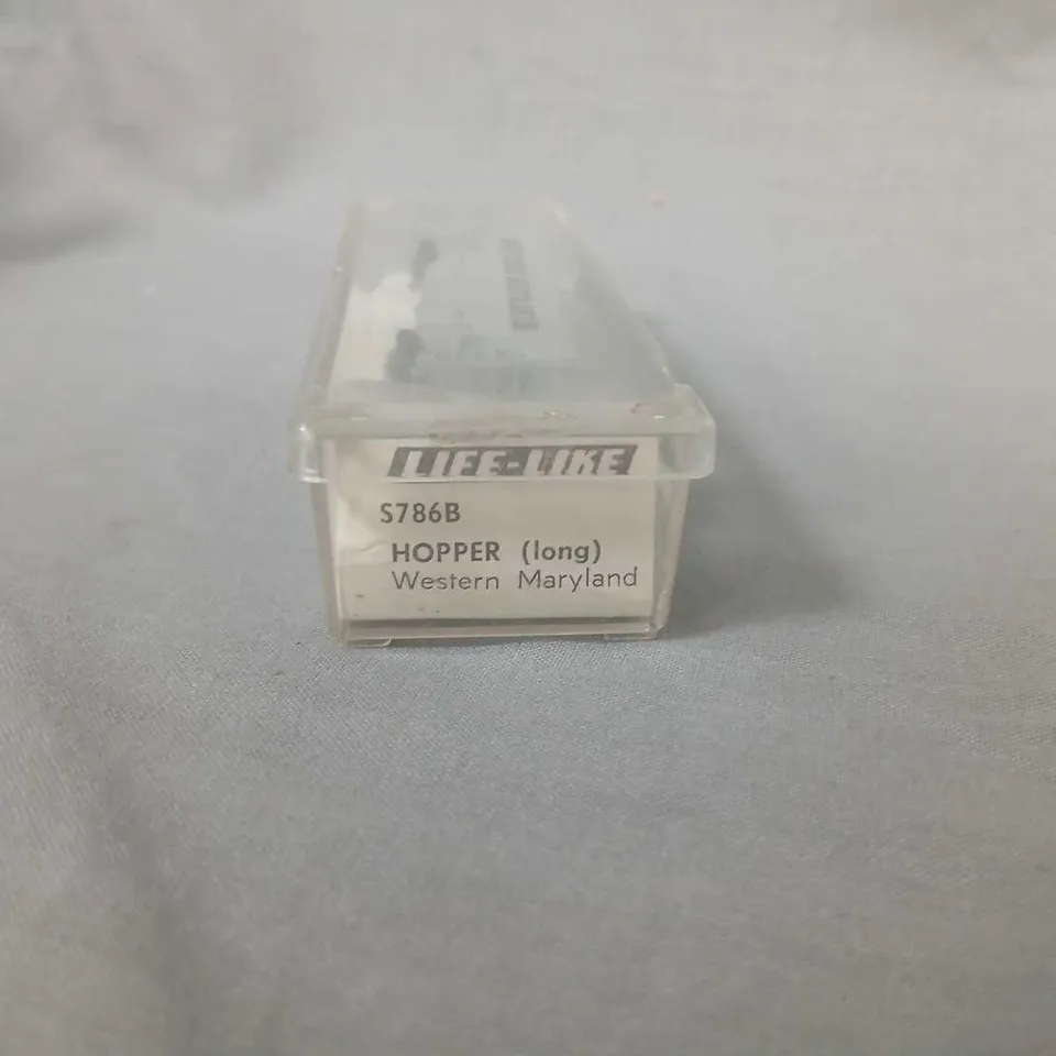 LNER 460 STEAM LOCOMOTIVE WITH ATLAS BOXED FREIGHT CARS