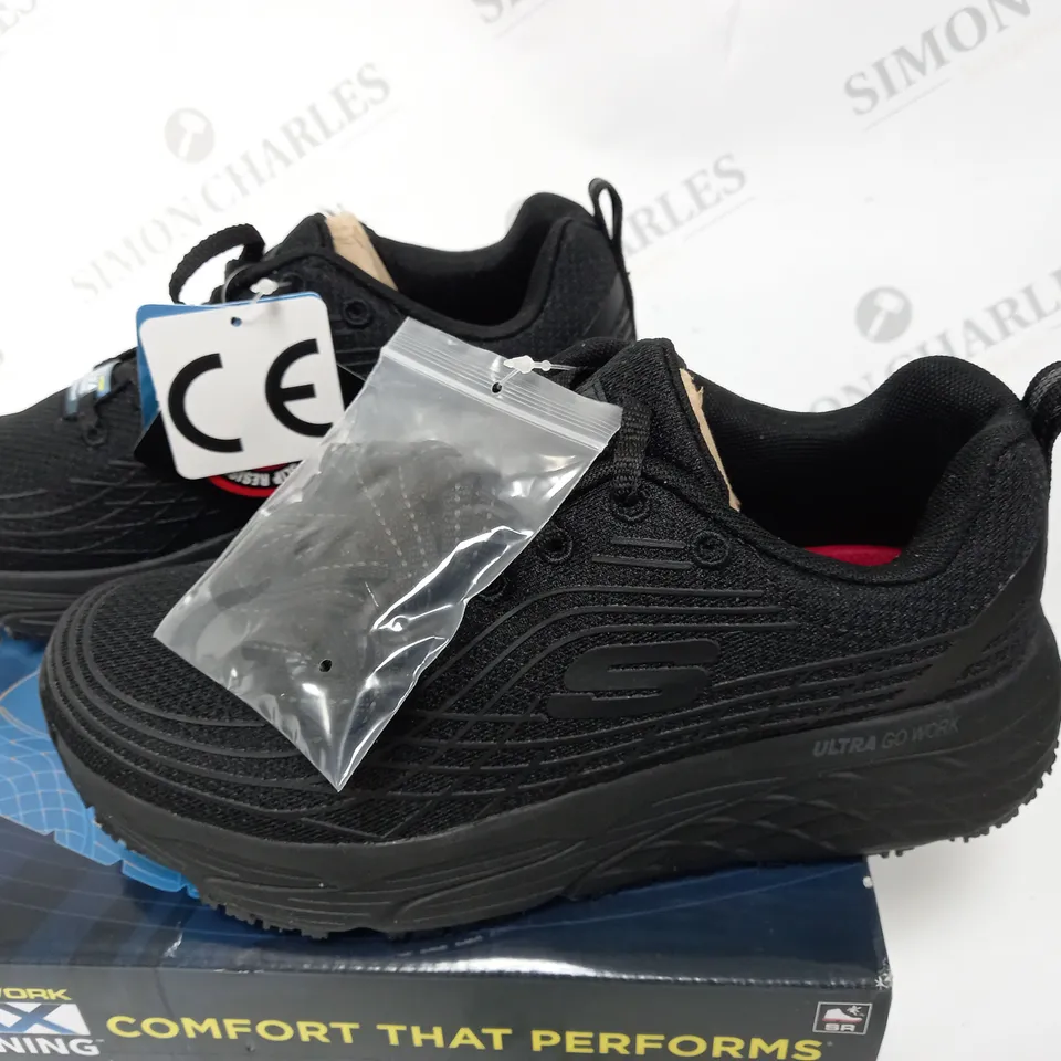 BOXED SKECHERS CUSHION ELITE TRAINERS, BLACK - SIZE 4