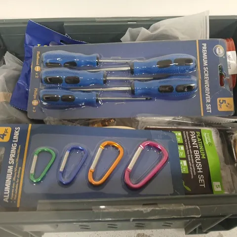 APPROXIMATELY 15 ASSORTED HOUSEHOLD PRODUCTS TO INCLUDE PAINT BRUSHES , SELOTAPE AND SCREWDRIVERS