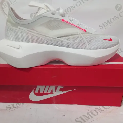 BOXED PAIR OF NIKE VISTA LITE SHOES IN WHITE/RED UK SIZE 5.5