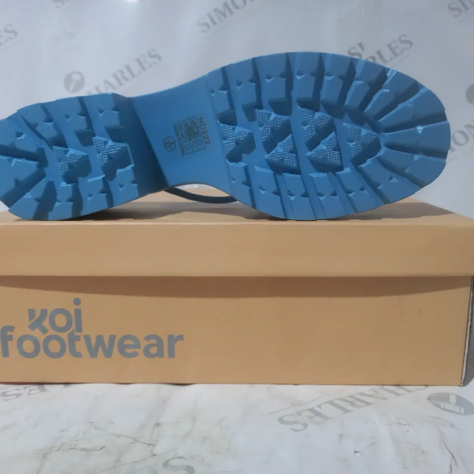 BRAND NEW BOXED PAIR OF KOI VEGAN LEATHER BLOOMING DAISY OASIS STRAPPY SLIDERS IN BLUE UK SIZE 8