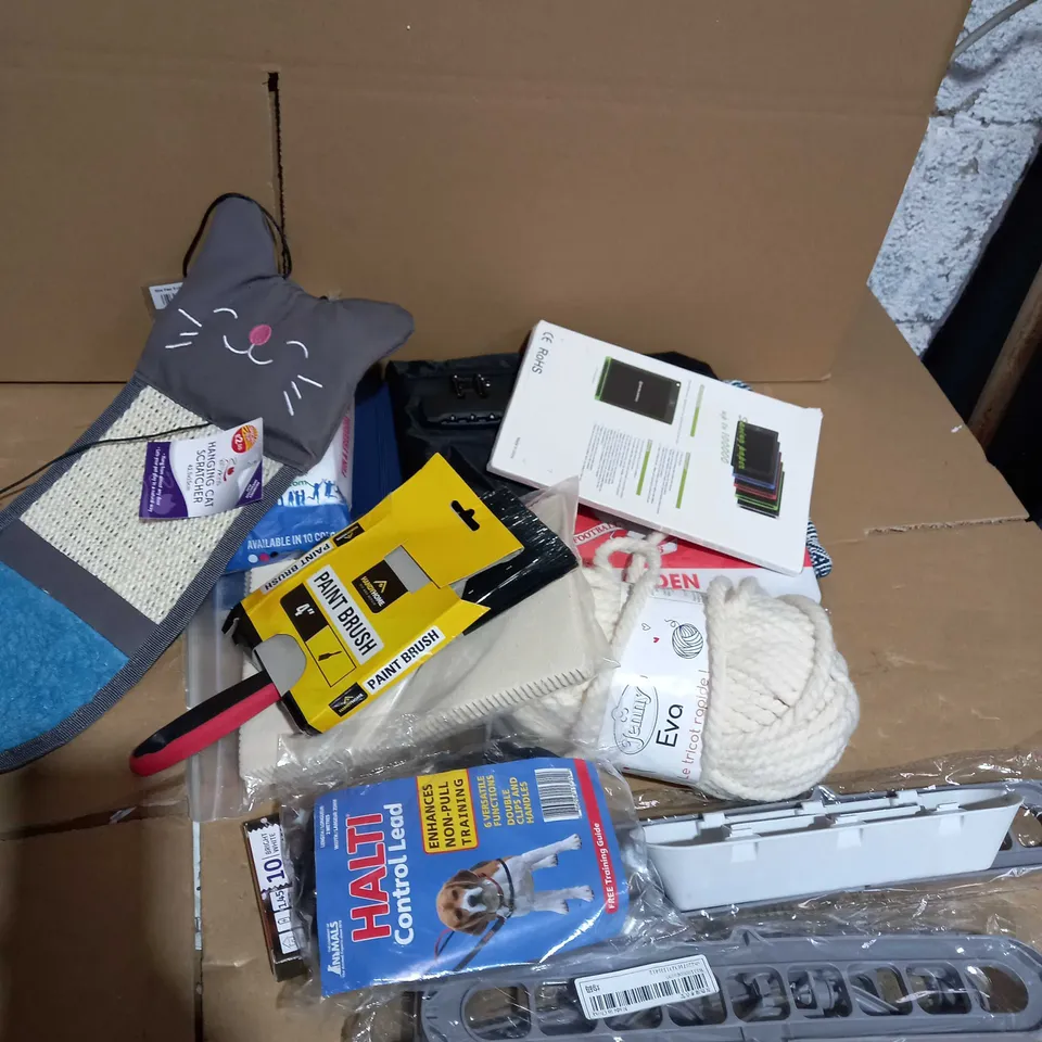 LOT OF ASSORTED HOUSEHOLD ITEMS 
