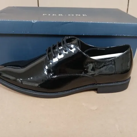 BOXED PAIR OF PIER ONE BLACK MENS SHOES - UK 9