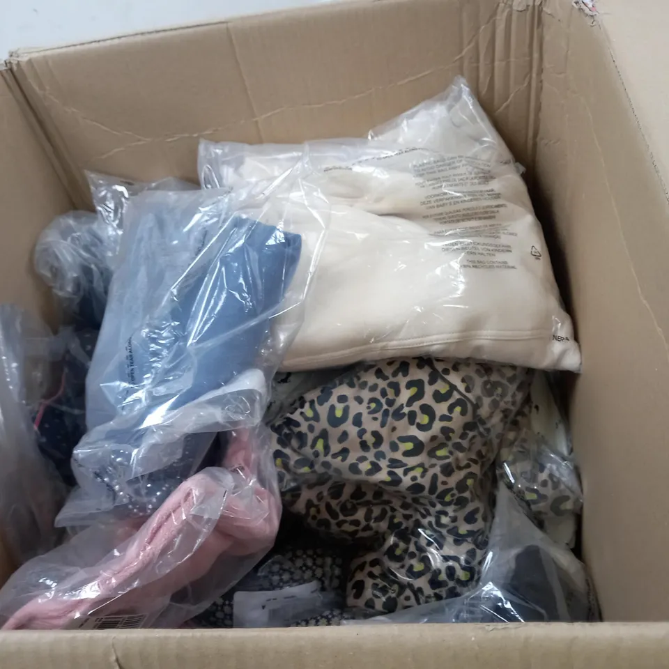 BOX OF APPROXIMATELY 18 ASSORTED CLOTHING ITEMS TO INCLUDE A LEOPARD STYLE DRESS, A KNITTED JUMPER AND A GLITTER STAR PATTERNED SHIRT