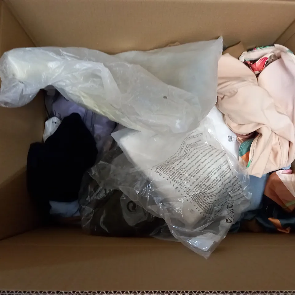 LARGE BOX OF ASSORTED CLOTHING ITEMS TO INCLUDE - DRESSES, T-SHIRTS AND HOODIES
