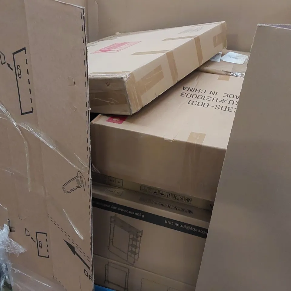 PALLET OF ASSORTED ITEMS INCLUDING: ARTIFICIAL PLANT, FLOOR MAT, COFFEE TABLE, SHELVES 